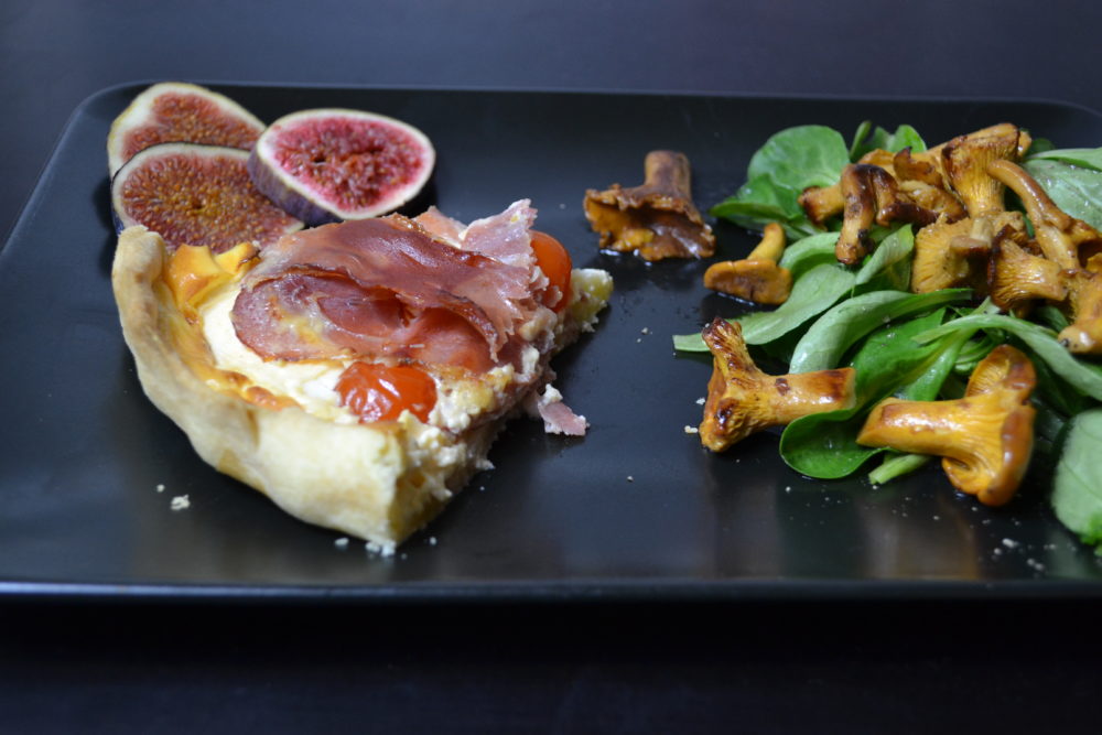 Deftige Tarte mit rohem Schinken und Tomaten